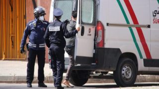 بالقنيطرة توقيف شخصين يشتبه في تورطهما في ارتكاب عملية سرقة مقرونة بالاحتجاز والعنف