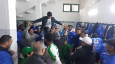 فوز النادي القنيطري يحفز انس البوعناني إهداء منحة مالية للاعبي الفريق