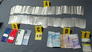 تمكين عناصر الشرطة بكل من مكناس والقنيطرة، من توقيف خمسة أشخاص تتراوح أعمارهم ما بين 22 و32 سنة، وذلك للاشتباه في تورطهم في حيازة وترويج المخدرات والمؤثرات العقلية