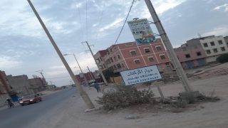علامة تشوير تختفي وسط الحشائش… وإهمال يربك مستعملي طريق الدراركة